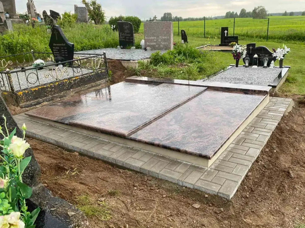 Aurora granito plokštės kapams atvirame kraštovaizdyje