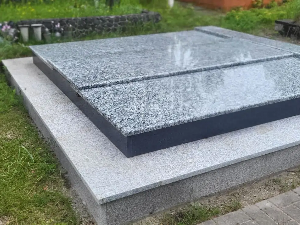 Dviejų lygių granito plokštės kapavietei